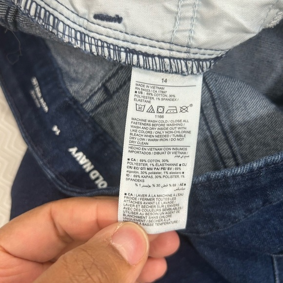 Old Navy Women’s Dark Blue Relaxed Jeans - Picture 4 of 4